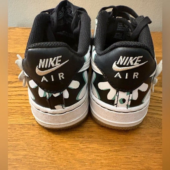 Nike Air Force 1 LV8, floral sneaker. Little kid size 1. - Picture 4 of 7
